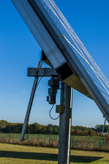 Solaranlage, Solarkraftwerk mit nachführbaren Elementen bei Sonnenschein Seitenansicht mit...