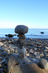 Hoher Steinturm am Strand der Ostsee