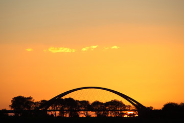 Obraz na płótnie Canvas Brücke bei Sonnenuntergang