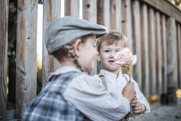 Kinder mit einer Rose