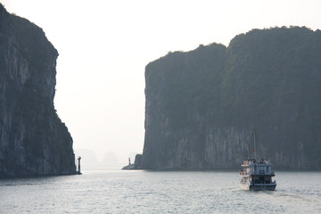 Embarcación cruzando la bahía de Ha Long, Vietnam