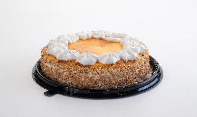 Tarta San Marcos redonda adornada con nata y trozos de almendras