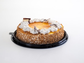 Tarta San Marcos redonda adornado con lascas de chocolate blanco