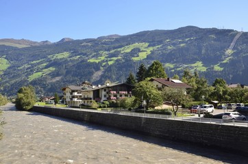 Fototapeta na wymiar Häuserfront am Ziller-Fluß, Zell im Zillertal