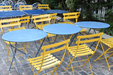 Tables et chaises en terrasse