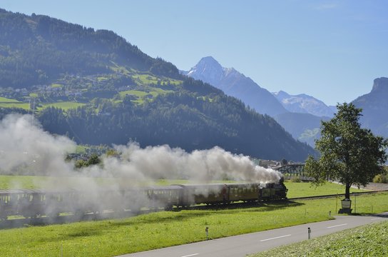 Dampfzug der Zillertalbahn bei Aschau