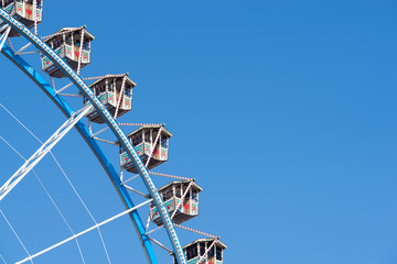Riesenrad vor blauem Himmel, Fahrgeschäft auf einem Volksfest 