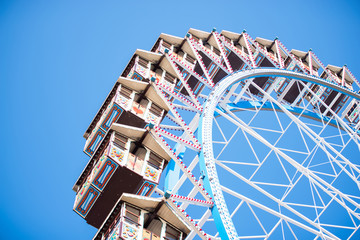 Riesenrad vor blauem Himmel, Fahrgesch&auml;ft auf einem Volksfest 