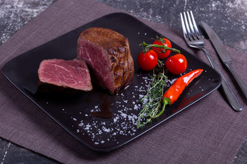 филе миньон с тимьяном и свежими овощами