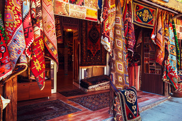 Amazing traditional handmade turkish carpets in souvenir shop. - obrazy, fototapety, plakaty