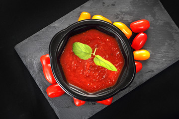 Zupa krem z pomidorów w pojemniku jednorazowym.