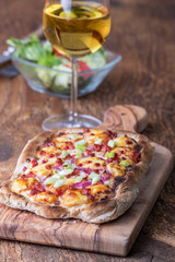 hausgemachte französische Flammkuchen mit Wein