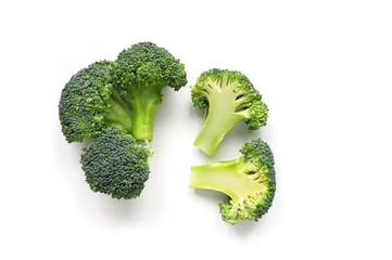 Poster Geïsoleerde Broccoli. Groene groenten op witte achtergrond. Bovenaanzicht. © masterq
