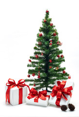 Fototapeta na wymiar Christmas tree with red decorations