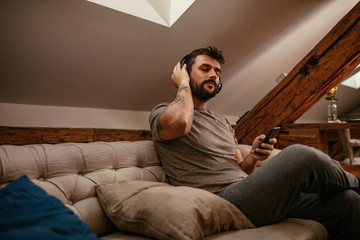Obraz premium Music makes his mind off