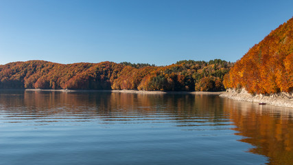 Jezioro jesienią . © Manetho