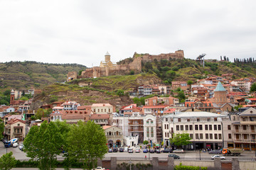 Fototapeta premium Красивый город Тбилиси вид с верху .Крыши.Горизонтально.
