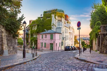 Poster de jardin Paris Vieille rue confortable avec maison rose au lever du soleil ensoleillé, quartier Montmartre à Paris, France