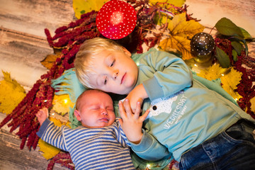 die kleine Hand bestaunen