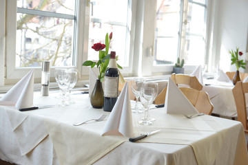 Romantisch und edel gedeckter Tisch direkt am Fenster im Restaurant 