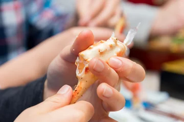 Foto auf Leinwand カニを食べる人 / 北海道のシーフードイメージ © tkyszk