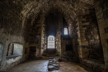 Fototapeta na wymiar cocina abandonada de antiguo castillo