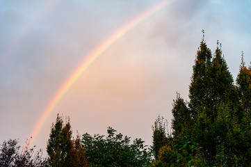Regenbogen vor Wolkenhimmel