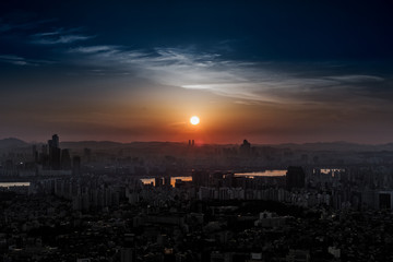 zachód słońca nad miastem