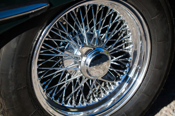 silberene Radkappe eines Oldtimers
