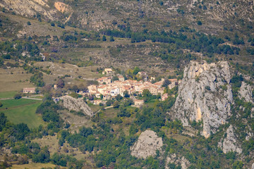 Fototapeta na wymiar Vue panoramique sur le village de Rougon, Alpes de Haute Provence, France.