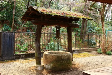 日本の古い井戸のある風景