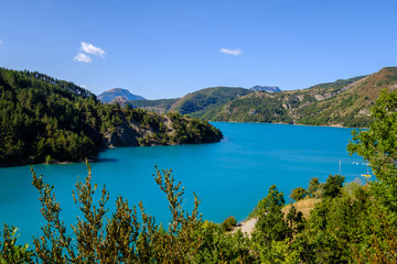 Fototapeta na wymiar Vue sur le Lac de Castillon, Saint-Julien-du-Verdon, Provence, France. 