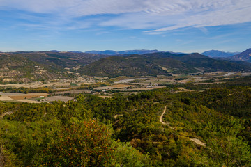 Fototapeta na wymiar Vue panoramique sur la vallée de La Durance depuis plateau de Valensole. Alpes de Haute Provence. France. 