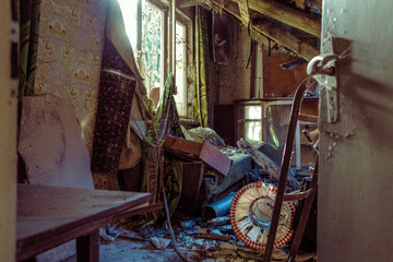lost place altes Haus lampe kaputt altes Haus kaputter raum zerstört