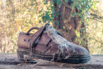 work boots leder schuhe lost place alt alter schuh braun leder