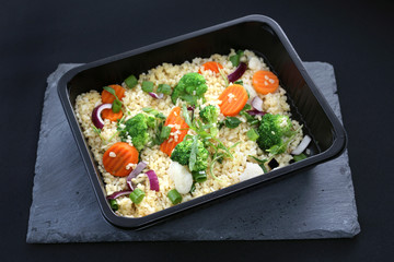 Catering dietetyczny, ryż z warzywami zapakowany do pudełka.