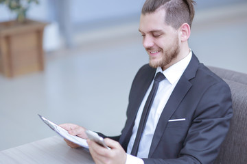 Fototapeta premium closeup. businessman working with financial documents. photo with copy space