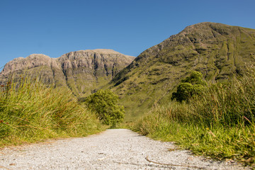 camino hacia montañas rocosas en escocia