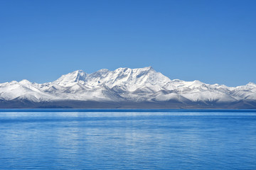 Fototapeta na wymiar Tibet, lake Nam-Tso (Nam Tso) and Nyechen Tangla mountain in sunny day