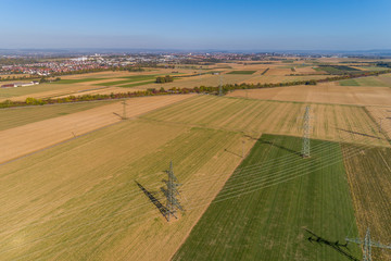 Fototapeta premium Stromtrassen durch Getreidefelder