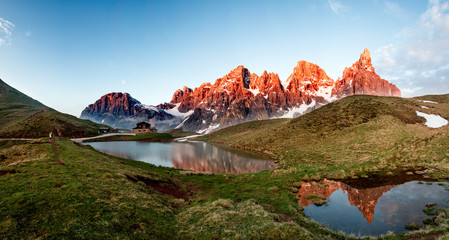 La Baita Segantini al Passo Rolle con le Pale di San Martino