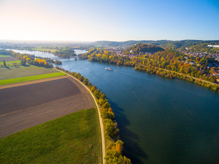 Le Danube près de Donaustauf. Le deuxième plus long fleuve européen traverse 10 pays. Originaire d& 39 Allemagne, le Danube coule vers le sud-est sur 2 850 km (1 770 mi).