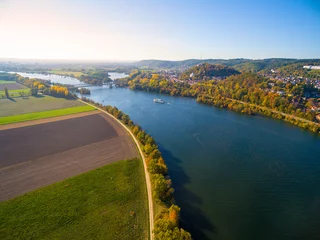 Plexiglas foto achterwand De rivier de Donau in de buurt van Donaustauf. De op een na langste rivier van Europa stroomt door 10 landen. De Donau, die van oorsprong uit Duitsland komt, stroomt 2.850 km naar het zuidoosten. © Kletr