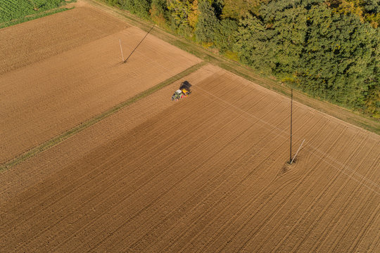 Luftbild eines Bauern mit seinem Traktor bei der Felsarbeit