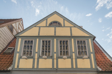 Fassade eines Hauses mit alten Fenstern