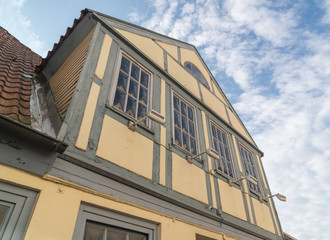 Fototapeta premium Altes Haus mit Fenstern