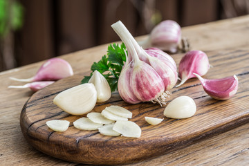 Obraz na płótnie Canvas Garlic bulb and garlic cloves on the wooden table.