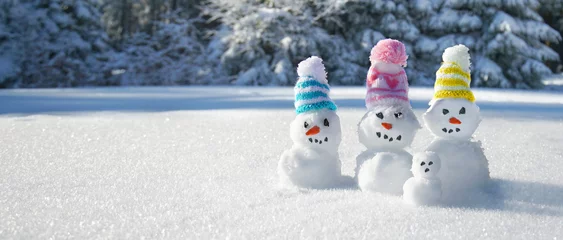 Papier Peint photo Nature Hiver - bonhommes de neige avec des chapeaux tricotés colorés