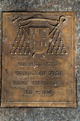 Bodenplatte vor dem Denkmal für Kardinal von Galen auf dem Domplatz in Münster, Westfalen, Deutschland