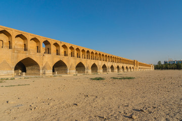 Khaju-Brücke über den ausgetrockneten Fluss Zayandehrud in Isfahan, Iran.
